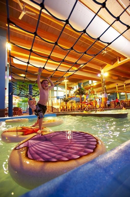 Holiday Inn Fitchburg-Waterpark Exterior photo